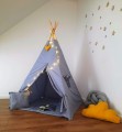 Namiot Tipi Grafitowy w pokoju dziecka z girlanda LED 24h
