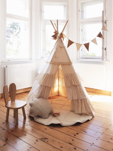 Namiot Tipi z falbanami Shabby chick z lnianą matą liść