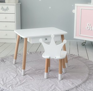 Stolik dziecięcy z szufladą i krzesełkiem korona – biały zestaw mebli