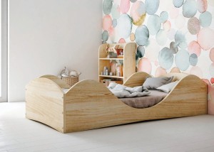 Drewniane łóżko dziecięce Montessori z barierkami - podłogowe, niskie