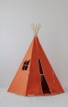 Zamkniety namiot tipi czerwony lisek