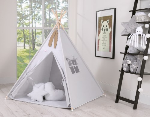 Szary namiot tipi w pokoju dziecka