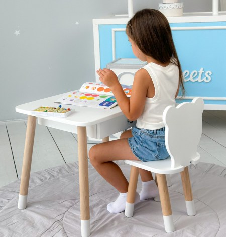 stolik-dzieciecy-z-szuflada-i-krzeselkiem-miś-bialy