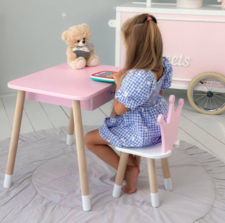 stolik-dzieciecy-z-szuflada-i-krzeselkiem-rozowy-korona